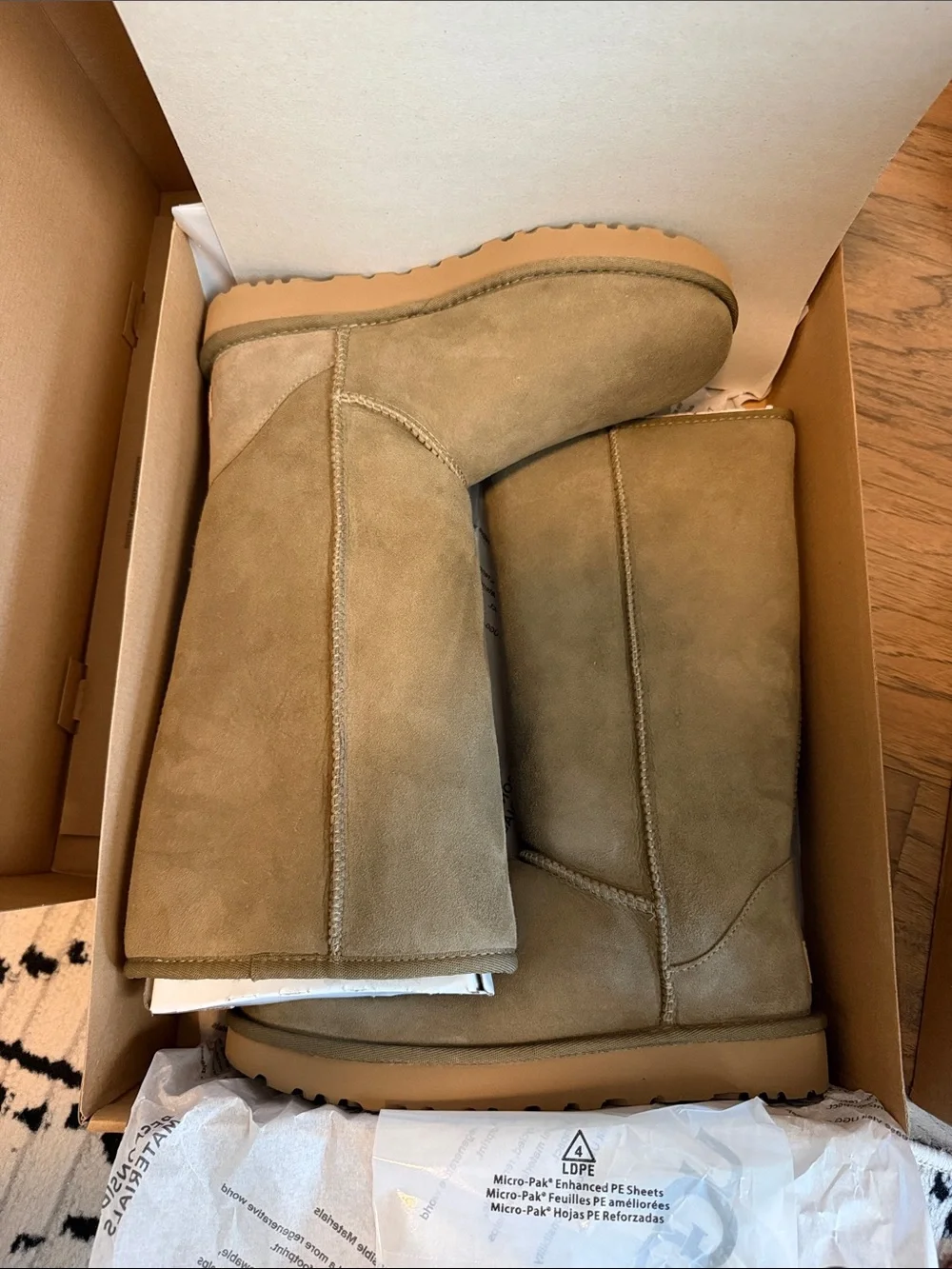 BNWT! UGG Classic Tall II Boot - color: ALP size 9